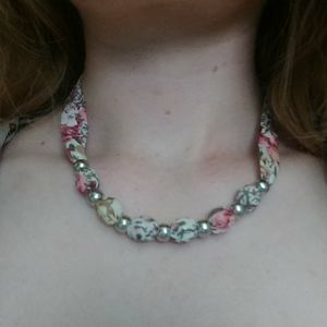 Floral beaded necklace and bracelet set